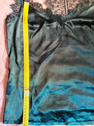 Top lencero satinado con encaje. Talla L.