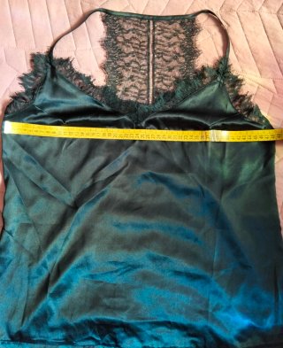 Top lencero satinado con encaje. Talla L.