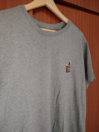 Camiseta Coca-Cola gris con whisky bordado