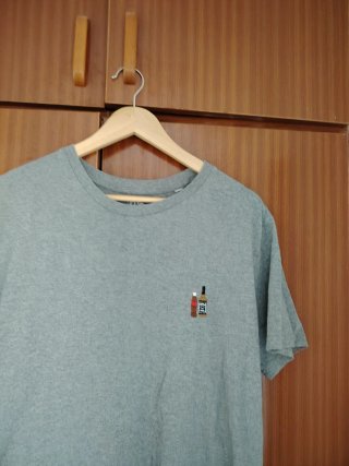 Camiseta Coca-Cola gris con whisky bordado