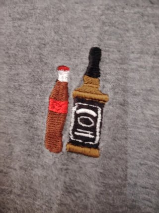 Camiseta Coca-Cola gris con whisky bordado