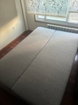 Sofá cama gris de tela