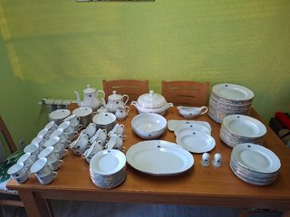 Vajilla porcelana muy completa filo oro en blanco