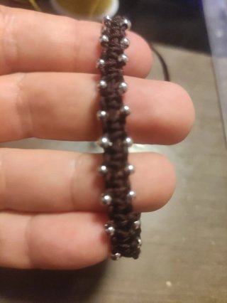Pulsera de hilo con cuentas de acero