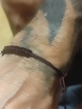 Pulsera de hilo con cuentas de acero
