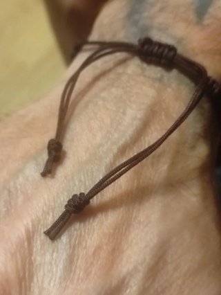 Pulsera de hilo con cuentas de acero