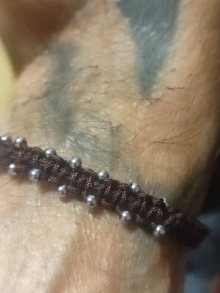 Pulsera de hilo con cuentas de acero