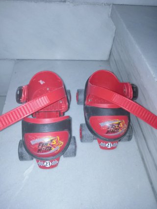 Patines de iniciación rojos y negros