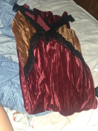 Ropa de terciopelo dorada y roja