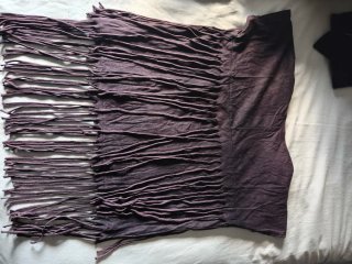 Camiseta morada con flecos