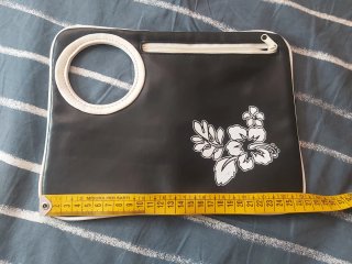 Bolso de mano negro con flores blancas