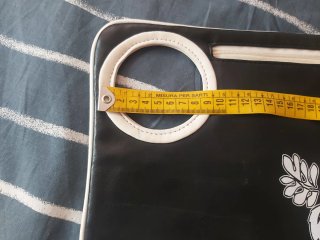 Bolso de mano negro con flores blancas
