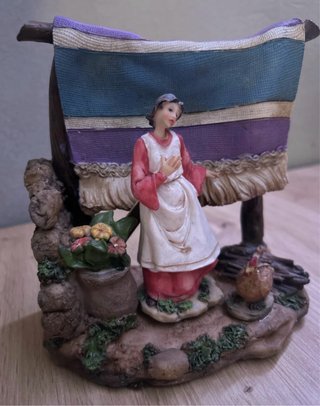 Portal de Belén con figura y gallina
