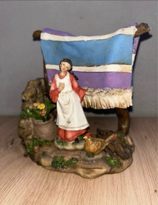 Portal de Belén con figura y gallina