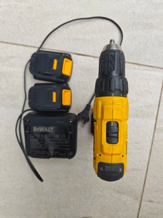 Taladro DeWalt 14.4V con 2 baterías y cargador