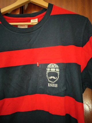 Camiseta Levi's rayas azul y roja Talla L