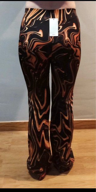 Pantalones acampanados con estampado