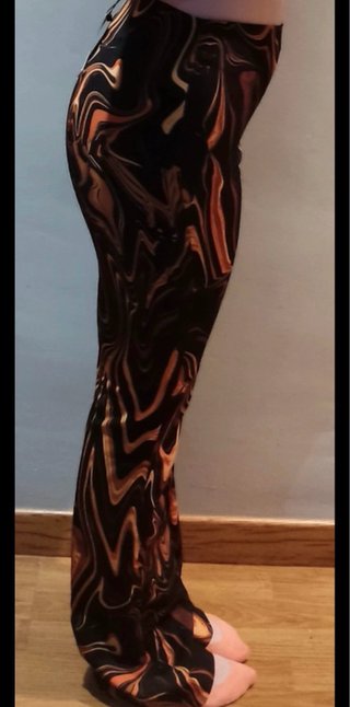Pantalones acampanados con estampado