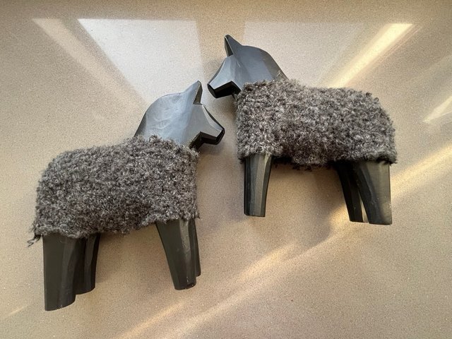 2 figuras de caballos de madera "Stolle"