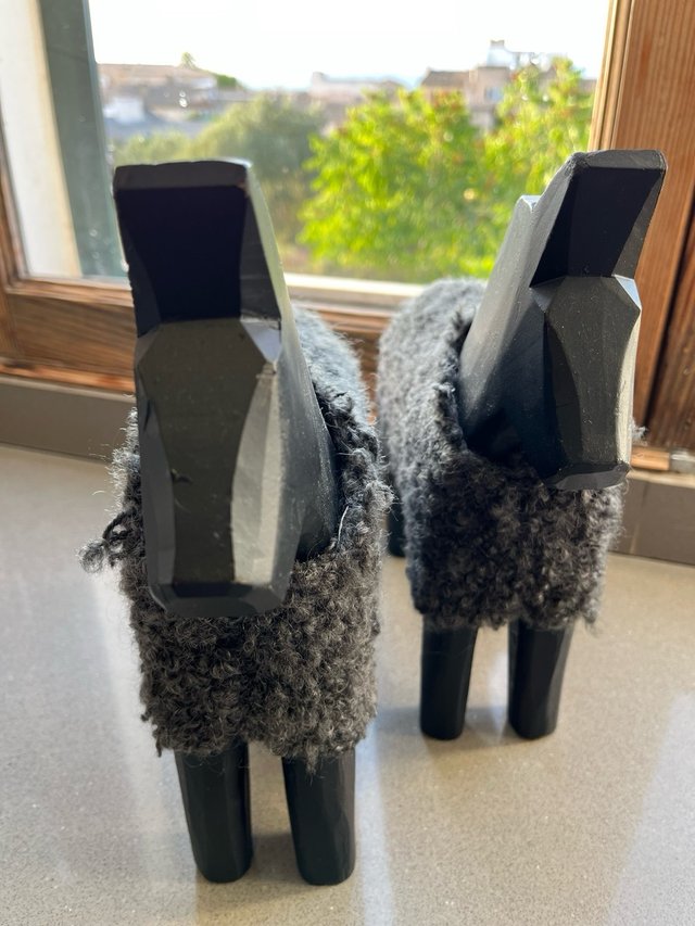 2 figuras de caballos de madera "Stolle"