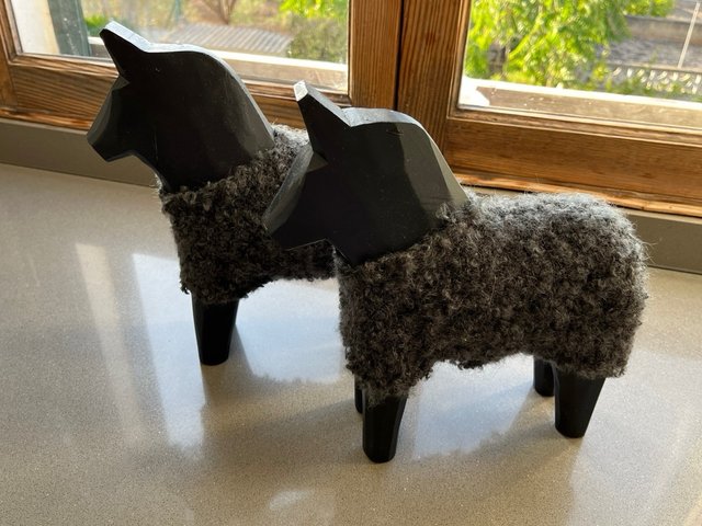 2 figuras de caballos de madera "Stolle"