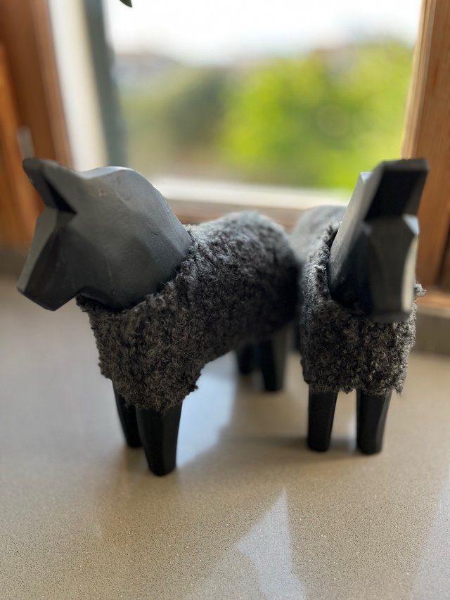 2 figuras de caballos de madera "Stolle"