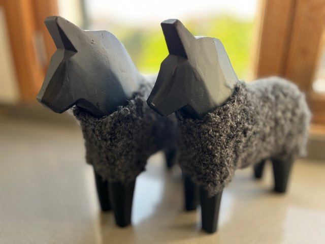 2 figuras de caballos de madera "Stolle"