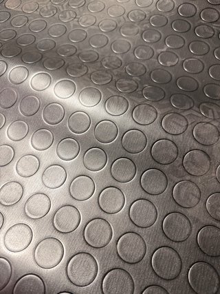 Suelo vinílico negro antideslizante