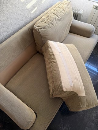 Sofá de tela beige y blanco