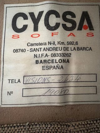 Sofá de tela beige y blanco