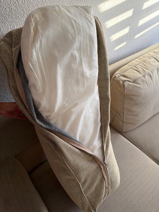 Sofá de tela beige y blanco