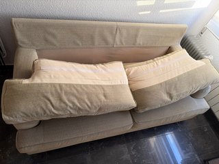 Sofá de tela beige y blanco