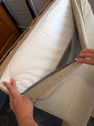 Sofá de tela beige y blanco
