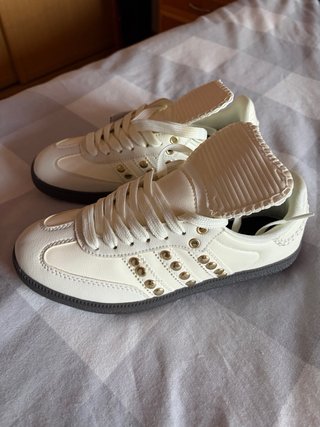 Zapatillas Adidas Beige y Doradas