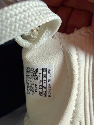 Zapatillas Adidas Beige y Doradas