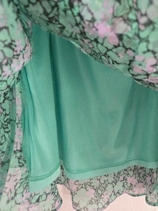 Falda asimétrica floral verde menta y morado