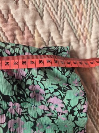 Falda asimétrica floral verde menta y morado