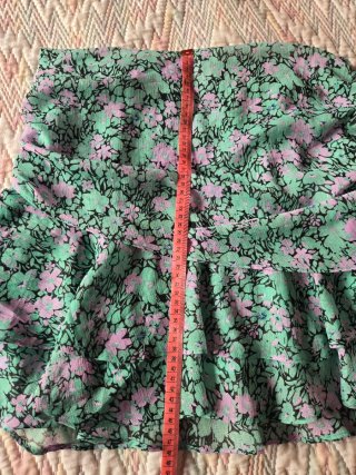Falda asimétrica floral verde menta y morado