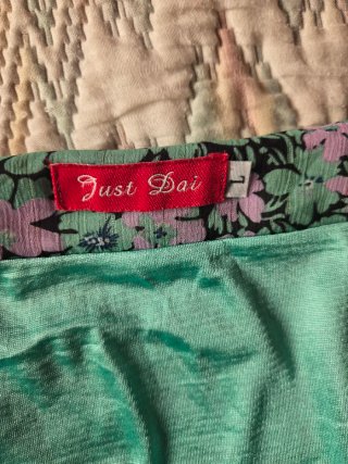 Falda asimétrica floral verde menta y morado