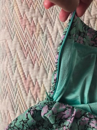 Falda asimétrica floral verde menta y morado