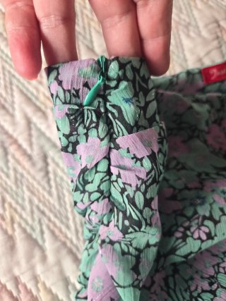 Falda asimétrica floral verde menta y morado