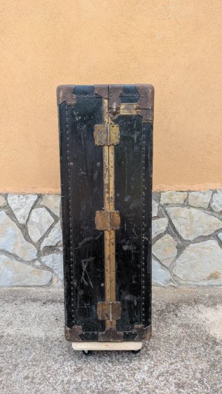 Baúl de viaje antiguo tipo mundo