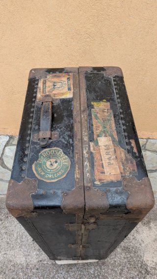 Baúl de viaje antiguo tipo mundo