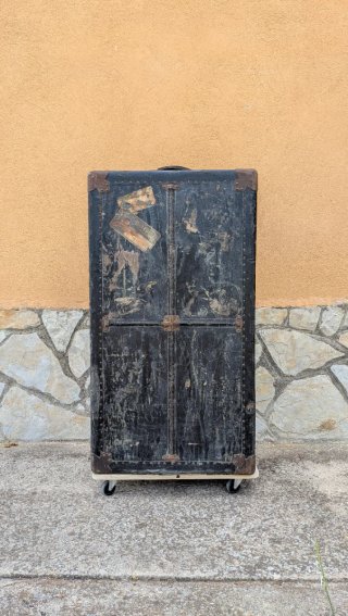 Baúl de viaje antiguo tipo mundo