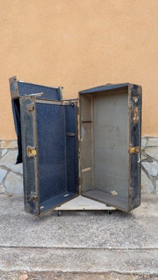 Baúl de viaje antiguo tipo mundo