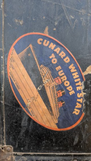 Baúl de viaje antiguo tipo mundo