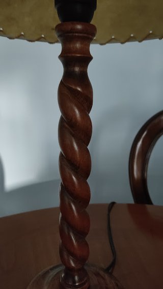 Lámpara de sobremesa pie madera.