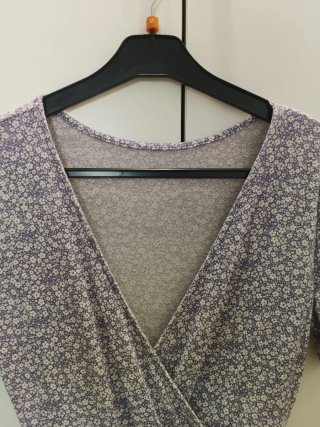 Vestido floral veraniego morado y blanco