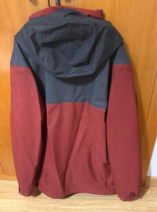 Chaqueta impermeable con capucha