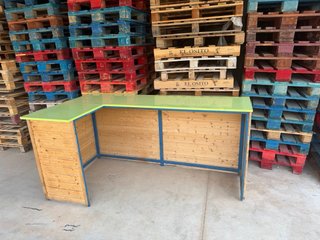 Mesa expositora de madera con ruedas